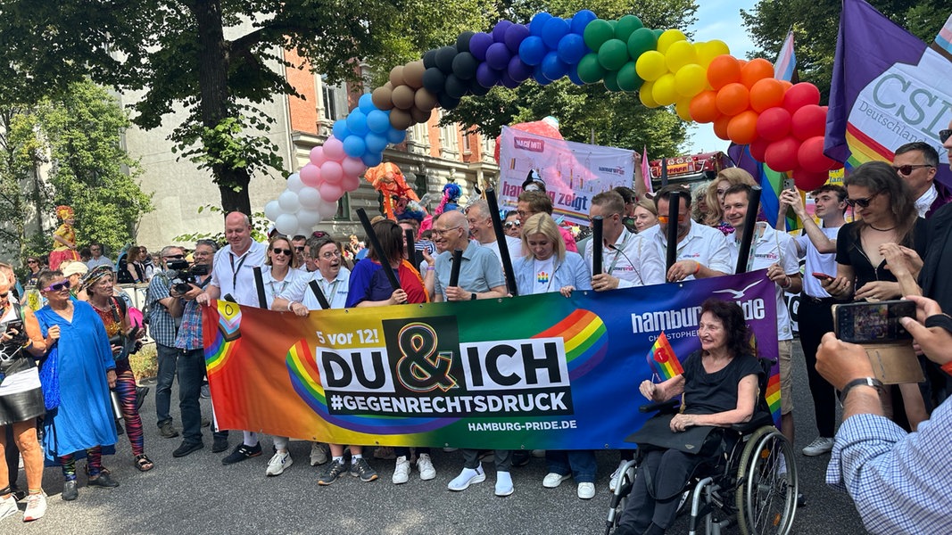 Die  CSD-Demo in Hamburg setzt sich in Bewegung.