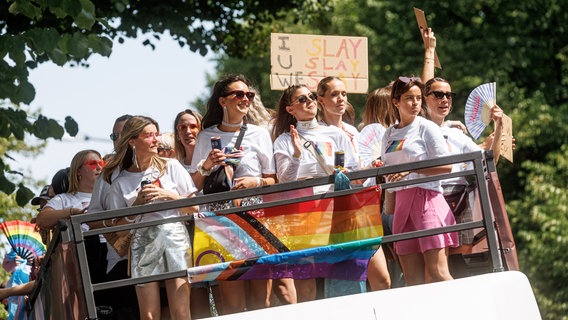 Frauen tanzen auf einem Truck der Demonstration zum Christopher Street Day © picture alliance/dpa Foto: Markus Scholz