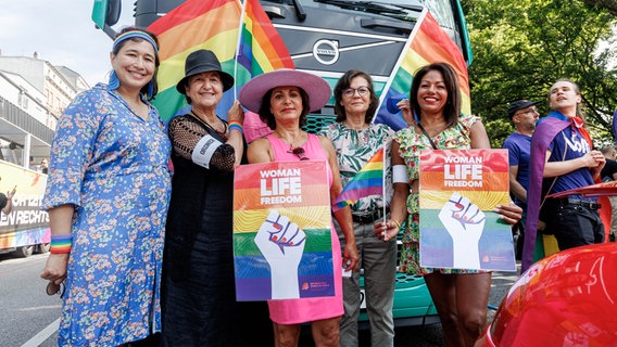 Die Bürgerschaftsabgeordnete Gudrun Schittek (Grüne, M) steht zusammen mit Frauen auf der Demonstration zum Christopher Street Day (CSD), die sich für die Schließung der Blauen Moschee eingesetzt haben. © picture alliance/dpa Foto: Markus Scholz