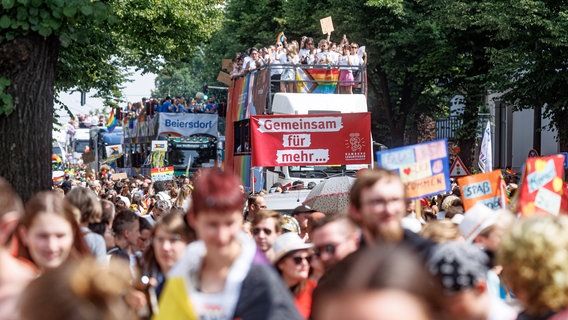 Trucks und Teinehmende starten zum Beginn der Demonstration zum Christopher Street Day (CSD). © picture alliance/dpa Foto: Markus Scholz