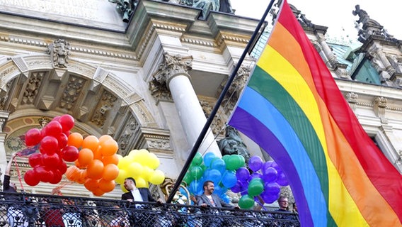 Die Regenbogen-Flagge weht zum Christopher Street Day am Hamburger Rathaus. © dpa Foto: Jens Ressing