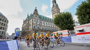 Amateur-Teilnehmer bei den Cyclassics in Hamburg fahren am Rathaus vorbei. © picture alliance/dpa Foto: Georg Wendt