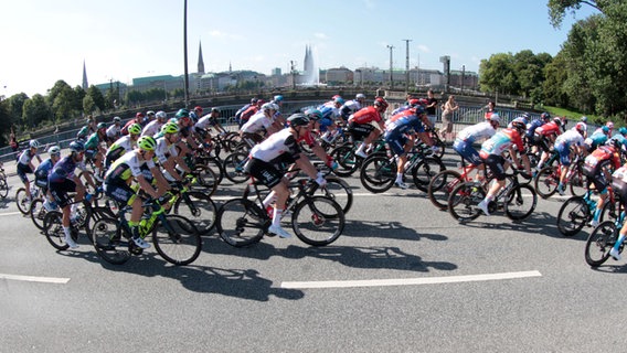 Fahrer auf der Kennedybrücke bei den Cyclassics 2023 in Hamburg. © picture alliance/Roth/Roth Foto: Roth/Roth