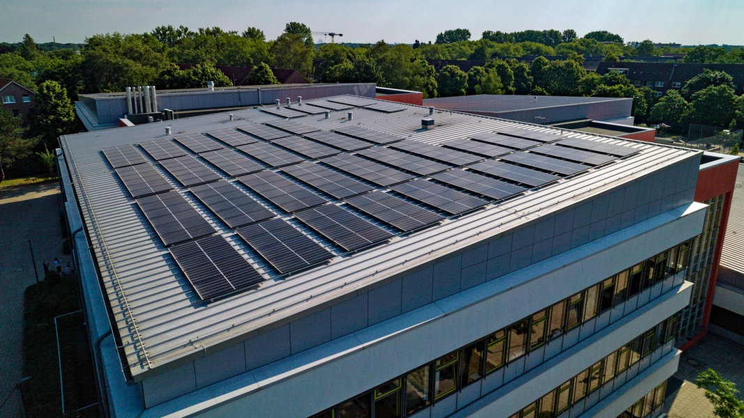 Eine Photovoltaik-Anlage auf dem Dach der Stadtteilschule Horn in Hamburg.