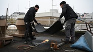 Handwerker arbeiten an der Reparatur des Daches der Staats- und Universitätsbibliothek Hamburg. © picture alliance / dpa Foto: Niklas Graeber