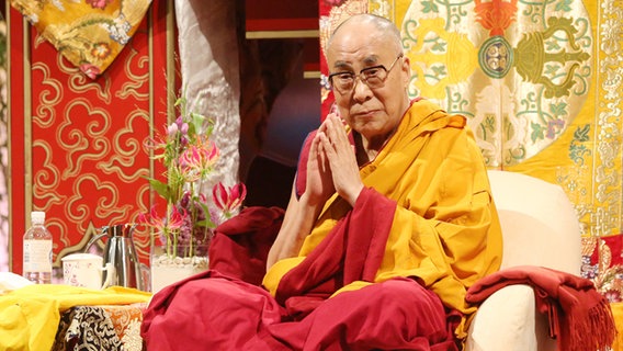 Der Dalai Lama bei der Veranstaltung "Das Leben meistern durch Geistesschulung" in Hamburg.. © dpa-Bildfunk Foto: Bodo Marks