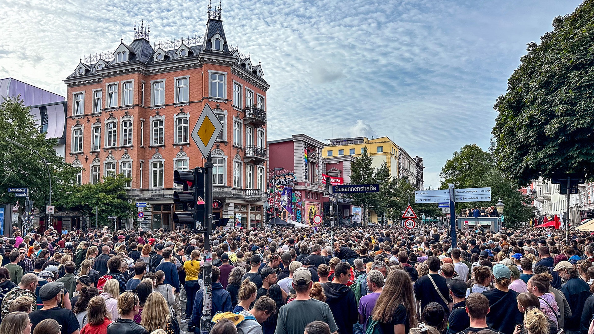 Tausende Menschen beim Danger Dan-Konzert im Schanzenviertel