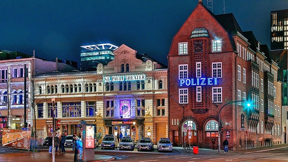 Die Hamburger Reeperbahn mit dem bekannten St. Pauli Theater und das Polizeirevier Davidwache, Sitz des Hamburger Polizeikommissariats 15, Ecke Spielbudenplatz / Davidstraße am 23.11.2015 © picture alliance / SULUPRESS.DE Foto: Marc Vorwerk