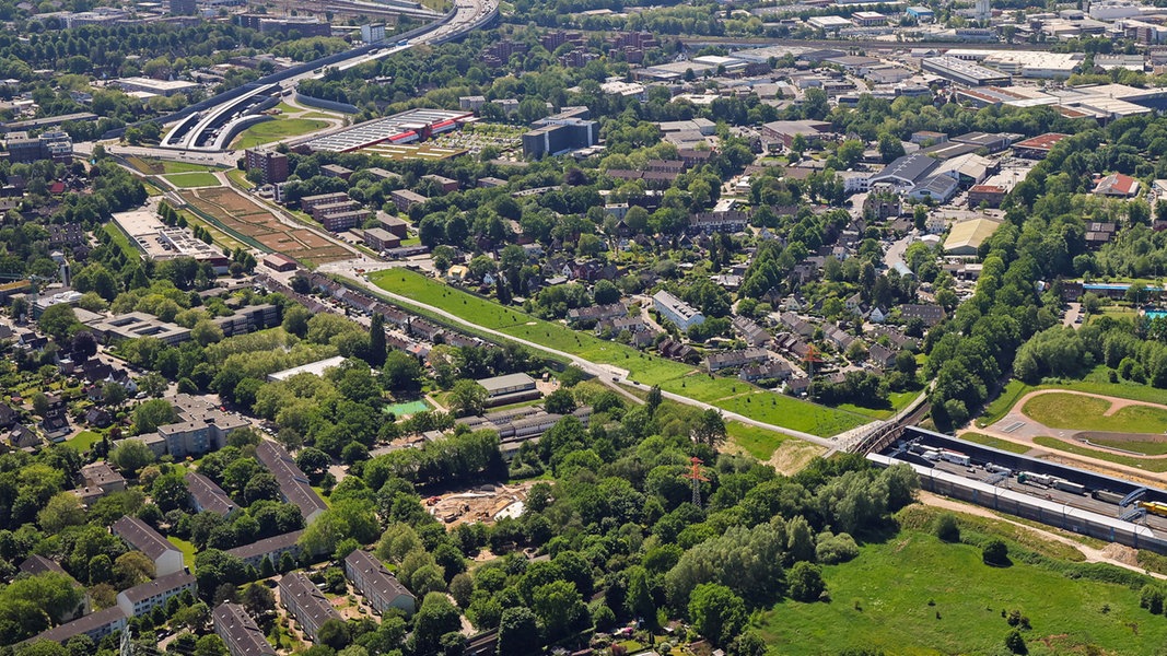 Luftaufnahme der Autobahn A7 mit dem neu angelegten Park auf dem Autobahndeckel in Hamburg-Stellingen