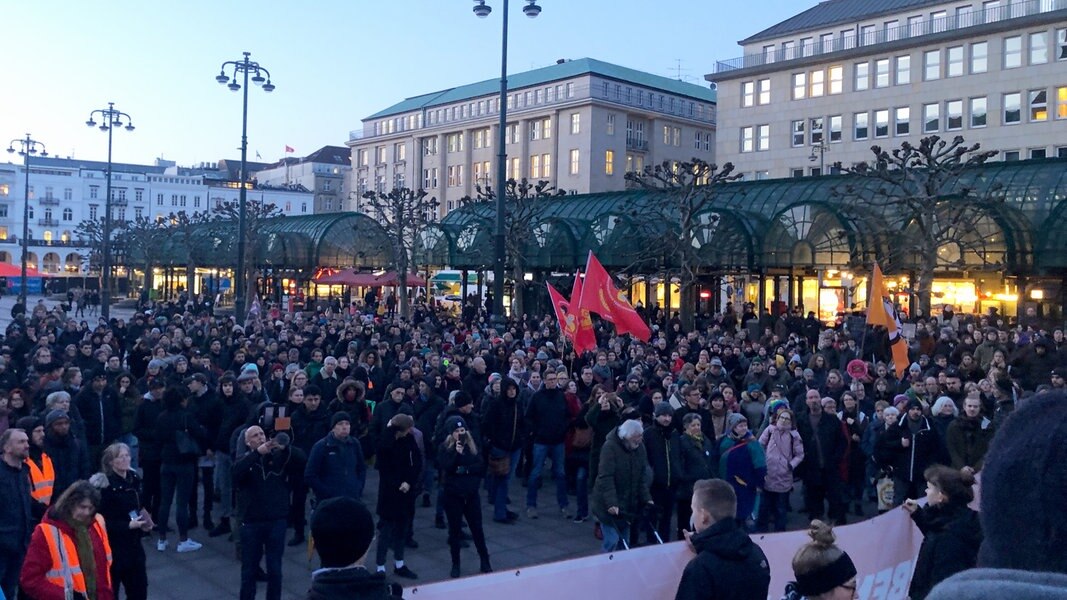 Hamburg Demonstrierende Solidarisieren Sich Mit Geflüchteten Ndr De Nachrichten Hamburg