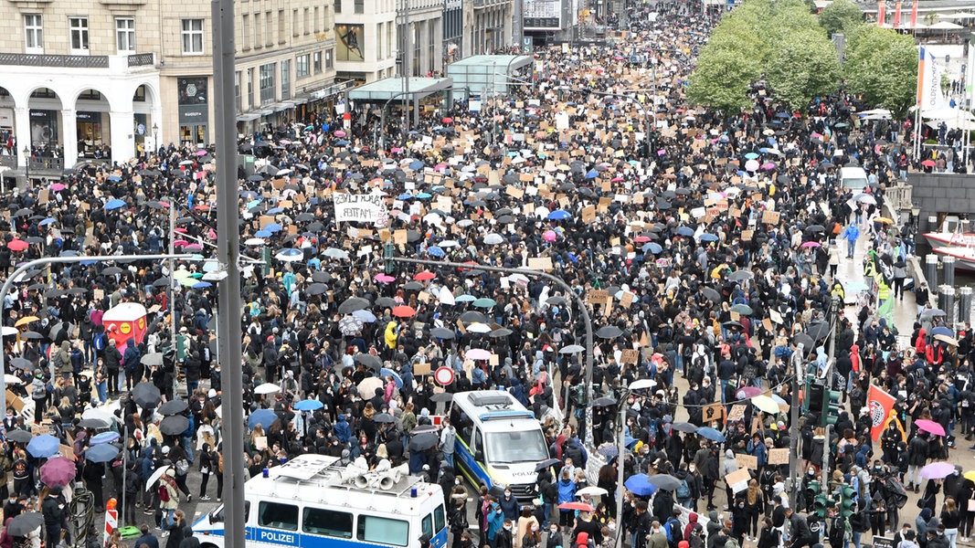 Tausende Bei Demos Gegen Rassismus In Hamburg Ndr De Nachrichten Hamburg