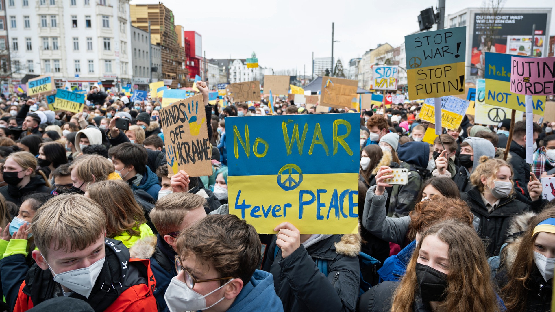 Zehntausende Schüler bei Demo in Hamburg gegen Ukraine-Krieg