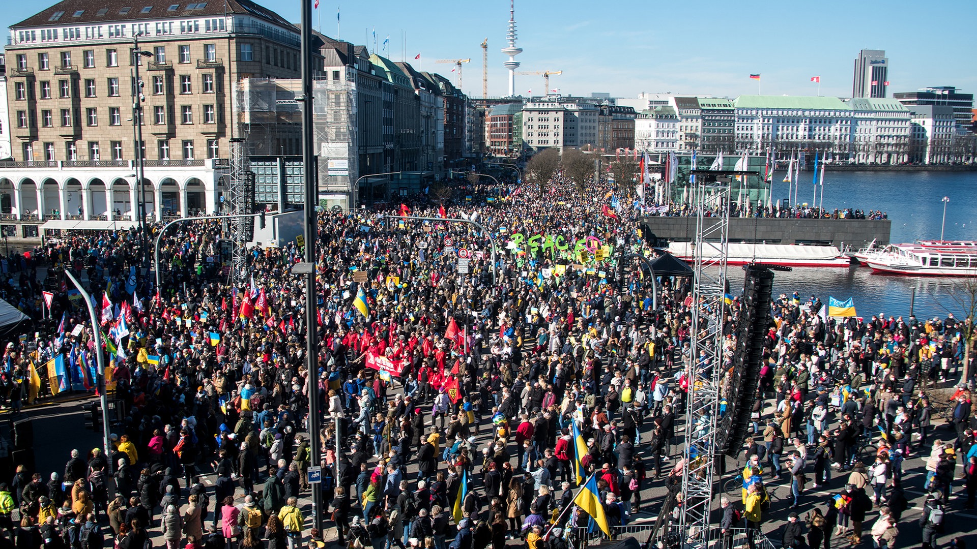 Hamburg: Mehr als 10.000 Menschen demonstrieren für Frieden