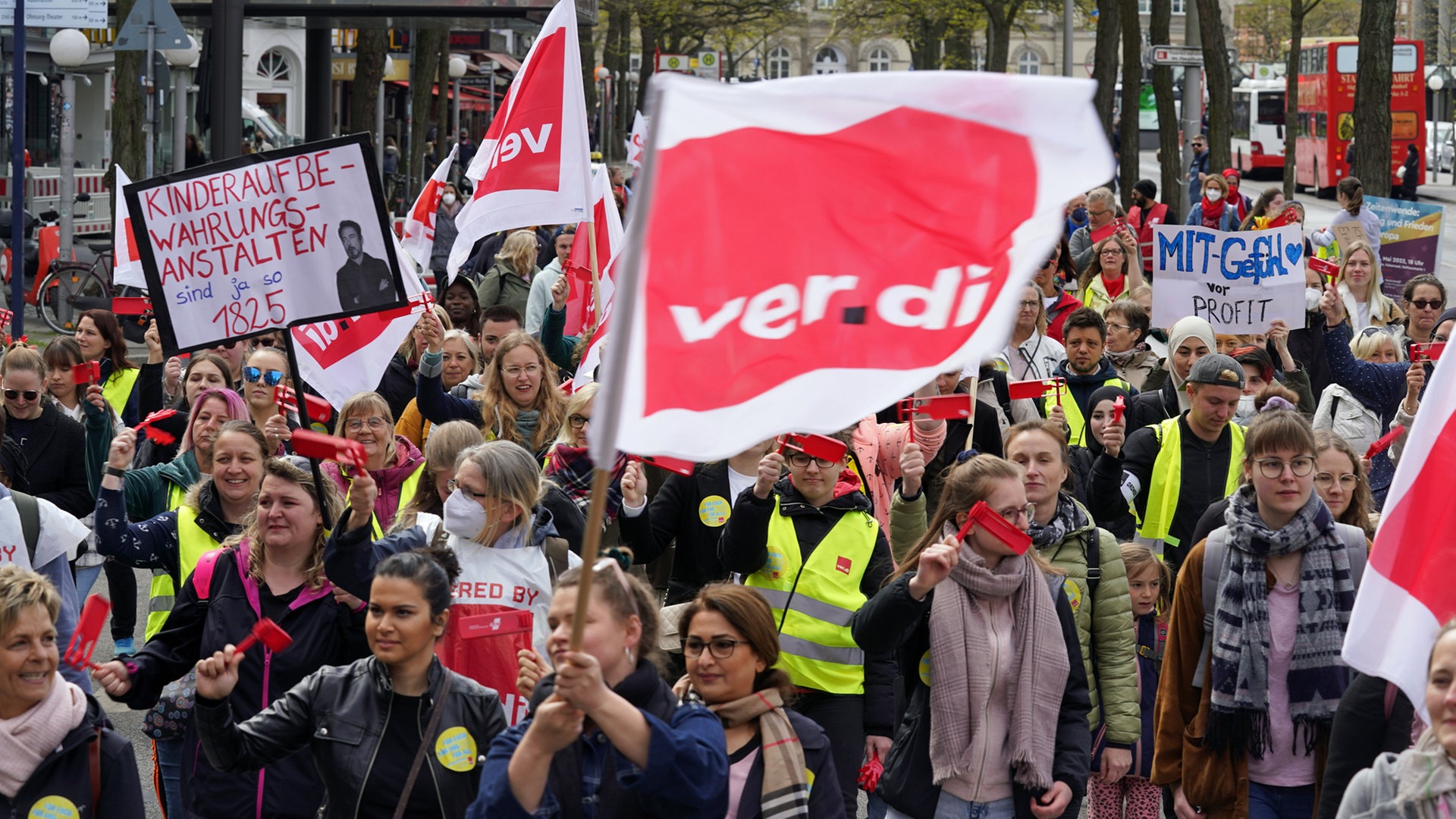 Warnstreik in Hamburger Kitas – Demo auf dem Rathausmarkt