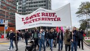 Mehrere Personen nehmen an einer Demonstration in Hamburg teil. © NDR 