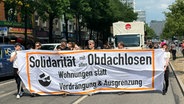 Demonstration in Hamburg gegen die Verdrängung von Obdachlosen. Auf einem Transparent steht "Solidarität mit allen Obdachlosen - Wohnungen statt Verdrängung und Ausgrenzung". © NDR Foto: Alexander Heinz