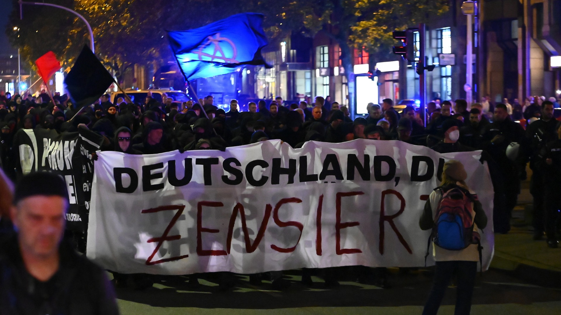 Linke Szene demonstriert gegen Einheitsfeier in Hamburg