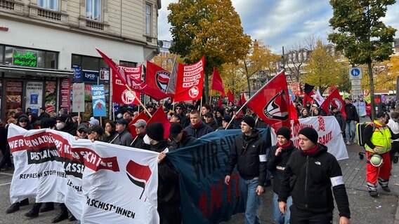 Der Demonstrationszug zieht durch St. Georg. © NDR Foto: Ingmar Schmidt