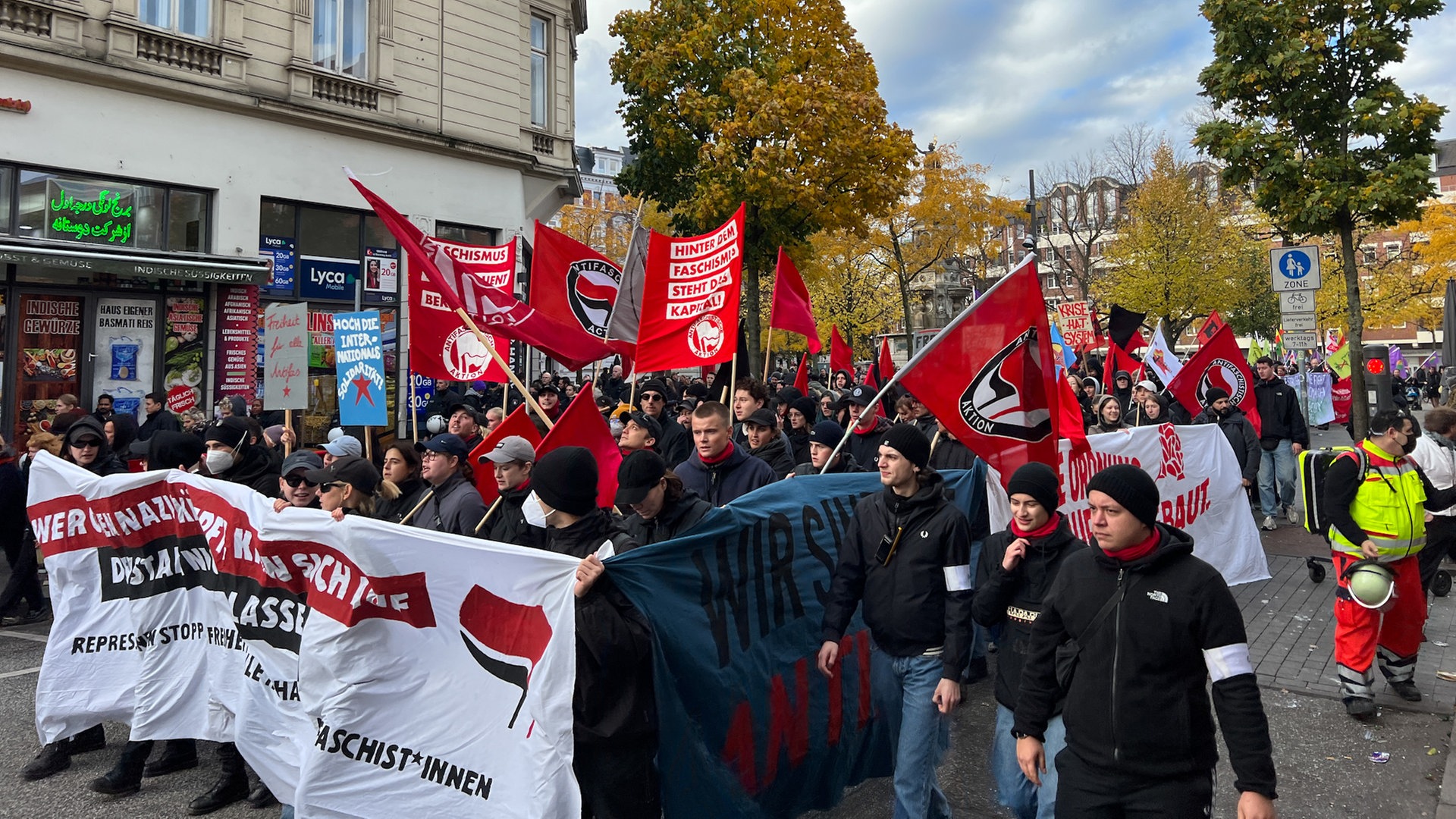 Linke Demo in der Hamburger Innenstadt bleibt friedlich