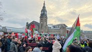 Menschen bei einer Pro-Palästina-Demo in der Nähe des Hamburger Hauptbahnhofs. © NDR Foto: Kai Salander