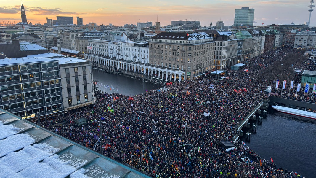 Tausende Menschen versammeln sich bei einer Demo gegen Rechtsextremismus auf dem Jungfernstieg. 