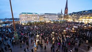 Menschen versammeln sich am Rande einer Demo gegen Rechtsextremismus auf dem Rathausmarkt. © Jonas Walzberg/dpa 