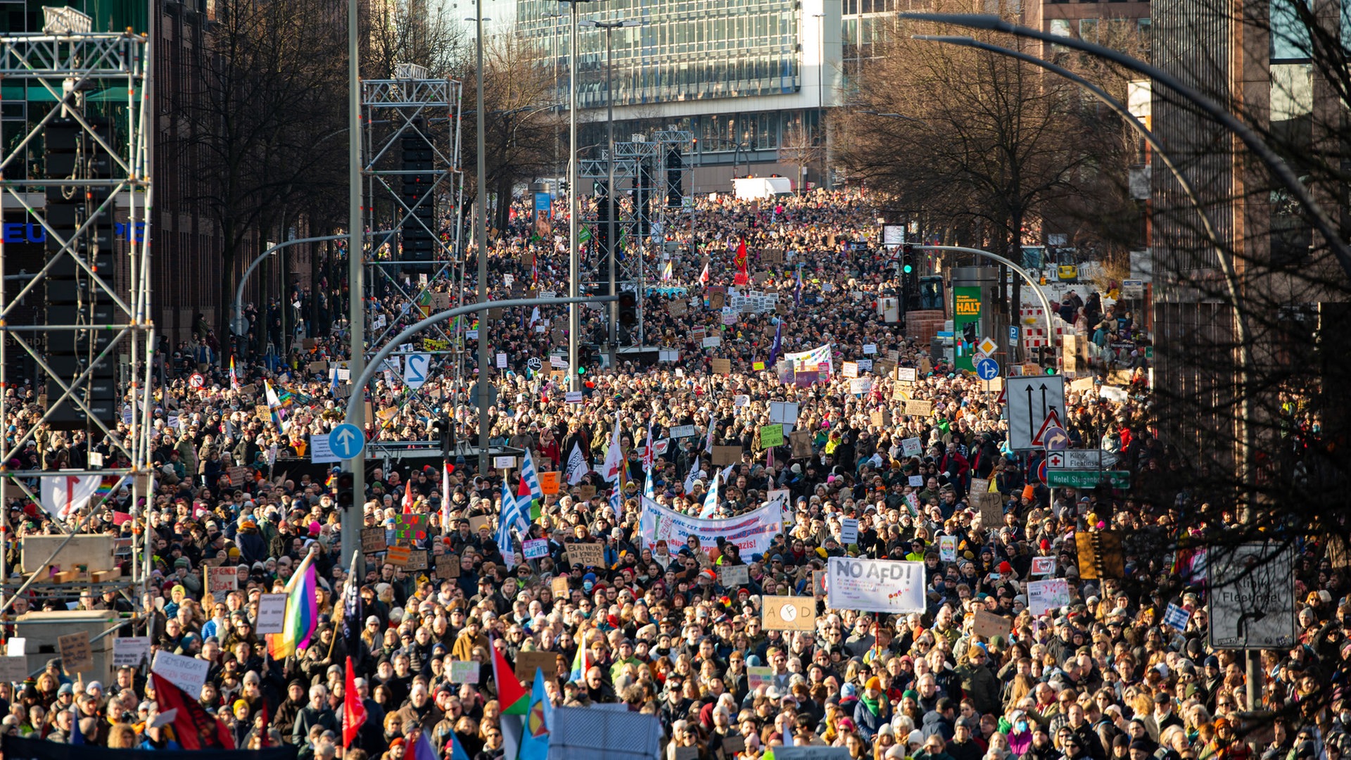 Mehr als 60.000 Menschen bei Demo gegen Rechtsextremismus