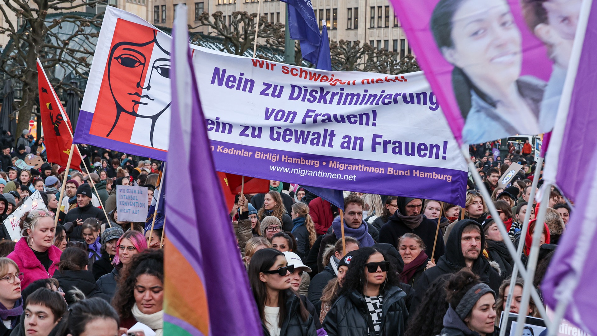 Weltfrauentag: Demonstration auf dem Hamburger Rathausmarkt