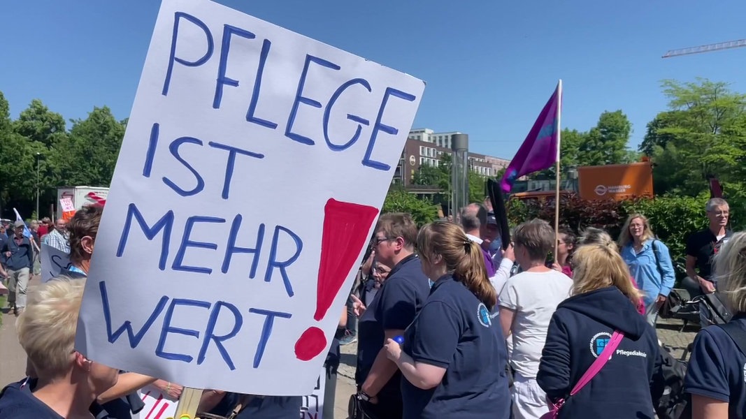 Hamburger Pflegekräfte protestieren gegen Personalnot