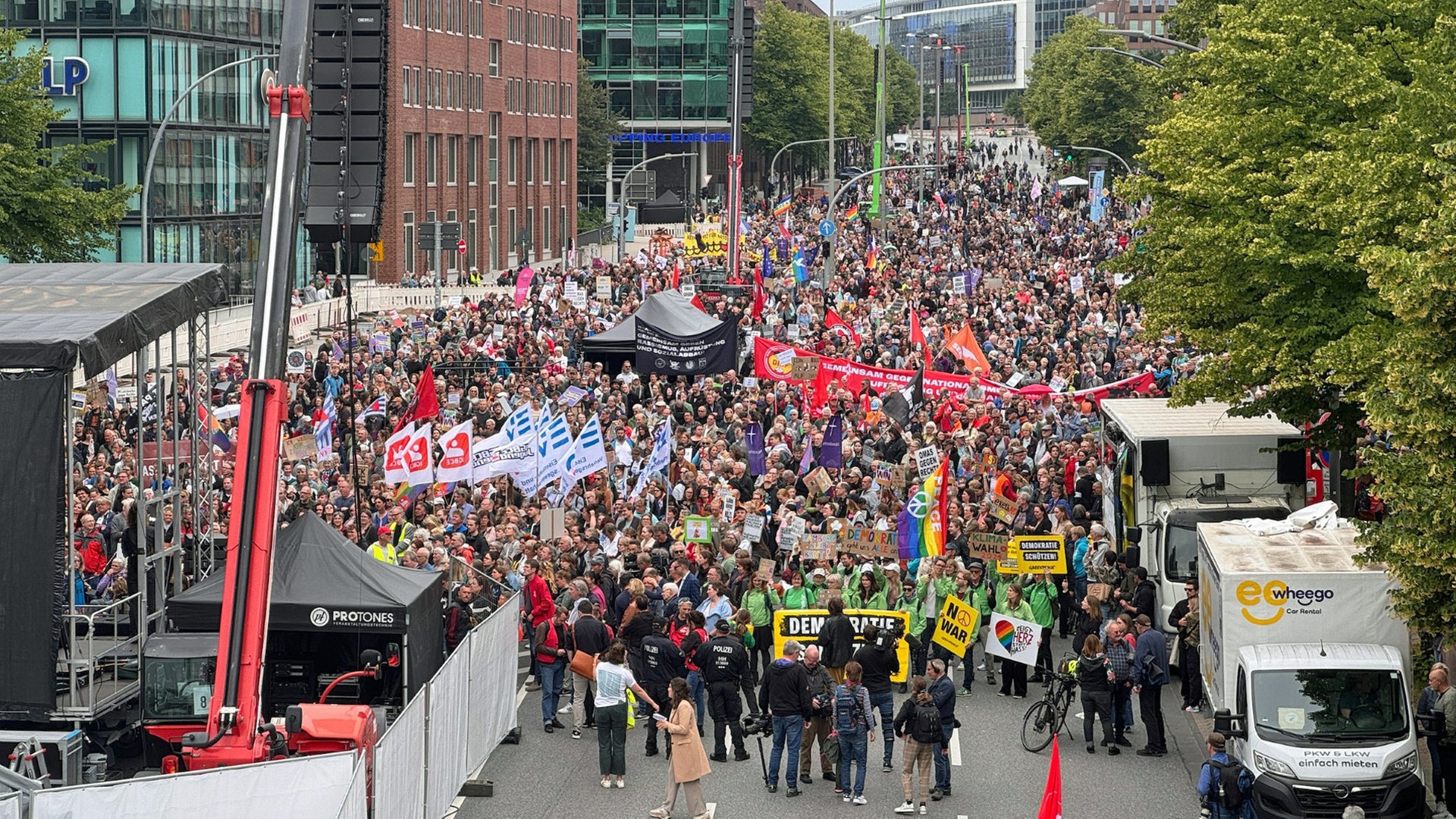 Demo gegen Rechtsextremismus in Hamburg startet