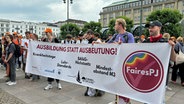 Medizinstudierende aus Hamburg, Kiel, Lübeck und Berlin demonstrieren am Hamburger Hauptbahnhof für Änderungen beim Praktischen Jahr. © NDR Foto: Jörn Straehler-Pohl