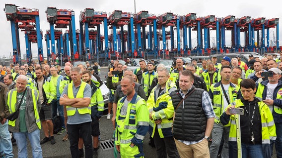 Streikende stehen bei einer Kundgebung am Container Terminal Burchardkai (CTB) im Hamburger Hafen zusammen. © picture alliance/dpa Foto: Bodo Marks