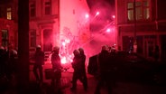 Auf einem Demonstrationszug im Karoviertel wenden Demonstrierende Pyrotechnik an. © NDR Foto: Screenshhot