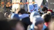 Bei einer Demo hält eine Person ein Plakat mit der Aufschrift "AfD Nee Nie" hoch. (Archivfoto) © picture alliance / Pressebildagentur ULMER 