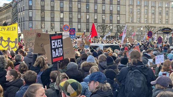 Demonstrierende protestieren in der Hamburger Innenstadt gegen das Unionsvotum mit der AfD m Bundestag. © NDR Foto: Daniel Sprenger