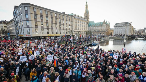 Teilnehmende einer Protestaktion unter dem Motto "Menschenkette gegen die AfD und ihre menschenfeindliche Politik" demonstrieren in der Innenstadt. © Christian Charisius/dpa 