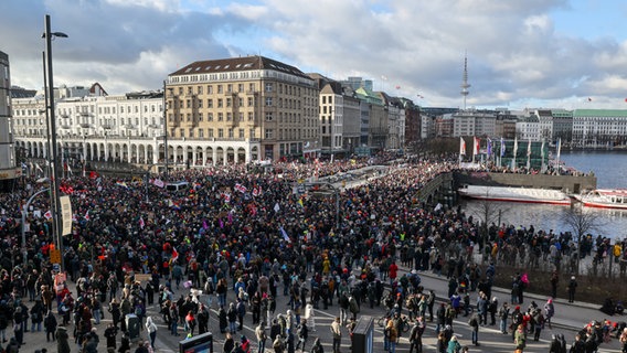 Teilnehmende einer Protestaktion unter dem Motto "Menschenkette gegen die AfD und ihre menschenfeindliche Politik" demonstrieren in der Innenstadt. © Christian Charisius/dpa 