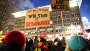 Teilnehmende einer Protestaktion demonstrieren unter dem Motto "Merz und AfD stoppen - Asylrecht verteidigen" vor der Geschäftsstelle der AfD Hamburg. © Christian Charisius/dpa 