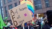 Menschen nehmen an einer Demonstration gegen die AfD und die Migrationspolitik der CDU in der Hamburger Innenstadt teil. © picture alliance / dpa-Zentralbild Foto: Georg Wendt