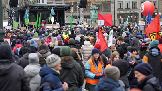 Teilnehmerinnen und Teilnehmer demonstrieren beim bundesweiten Klimastreik von "Fridays for Future" vor der Bundestagswahl auf dem Rathausmarkt. © picture alliance/dpa Foto: Marcus Brandt