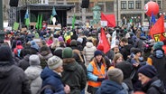 Teilnehmerinnen und Teilnehmer demonstrieren beim bundesweiten Klimastreik von "Fridays for Future" vor der Bundestagswahl auf dem Rathausmarkt. © picture alliance/dpa Foto: Marcus Brandt