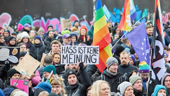 Unter dem Motto "Wähl Liebe" demonstrieren in Hamburg gegen Hass und Hetze. © picture alliance/dpa Foto: Georg Wendt