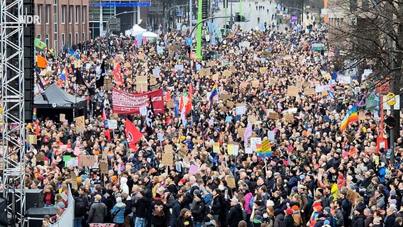 Tausende Menschen nehmen in Hamburg an einer Demo gegen einen Rechtsruck in Deutschland teil. © NDR 