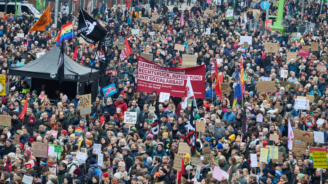 Hamburg: Mehr als 10.000 Menschen demonstrieren gegen Rechtsruck