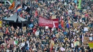 Teilnehmende einer Demo gegen einen Rechtsruck in Deutschland versammeln sich in der Hamburger Innenstadt. © Georg Wendt/dpa 