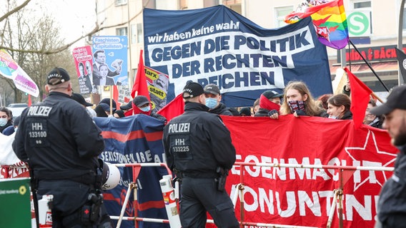 Demonstrierenden protestieren in Hamburg-Heimfeld gegen eine AfD-Wahlkampfveranstaltung. © Bodo Marks/dpa 