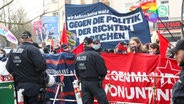 Demonstrierenden protestieren in Hamburg-Heimfeld gegen eine AfD-Wahlkampfveranstaltung. © Bodo Marks/dpa 