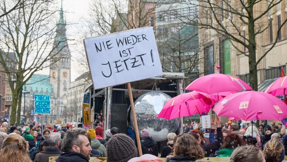 Eine Person hält bei der Demo unter dem Motto "Klare Kante gegen Rechts" ein Plakat mit der Aufschrift "Nie wieder ist jetzt". © Georg Wendt/dpa 