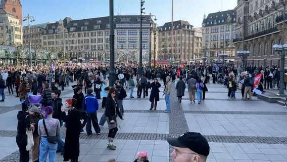 Demo zum Internationalen Frauentag in Hamnburg. © NDR Foto: Screenshot