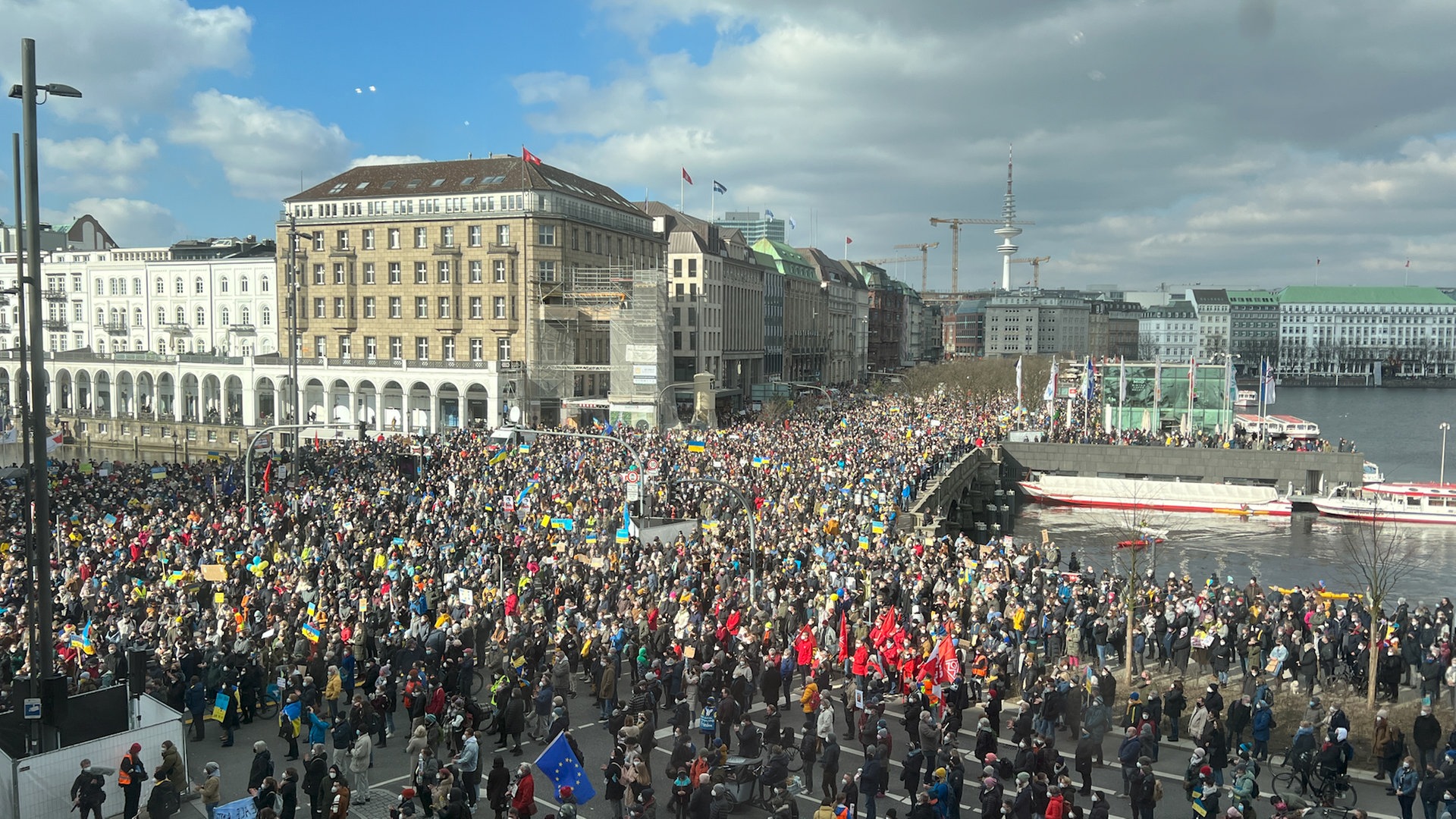 Erneute Groß-Demo und Aktionen gegen Ukraine-Krieg in Hamburg